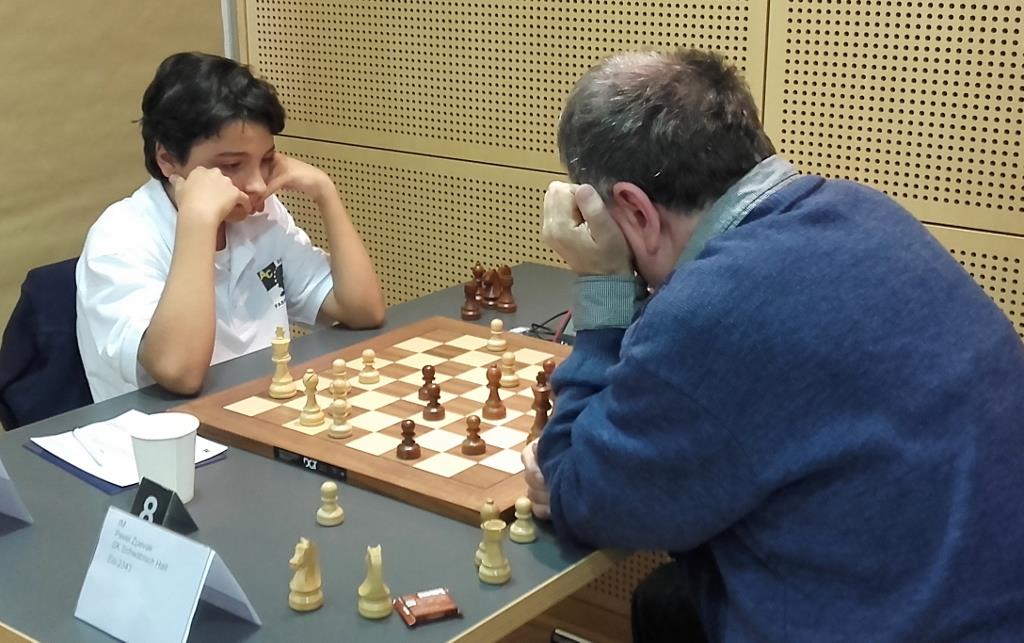 Passendes Duell: der jüngste gegen den Ältesten: Edoardo di Benedetto (14) – Pavel Zpevak (58)