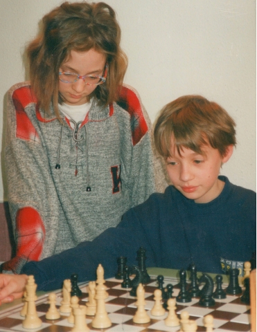 Luke McShane (mit Elisabeth Pähtz) war ebenfalls zwölf Jahre jung, als er 1996 für Erfurt Bundesliga spielte. || Foto: Thomas Pähtz