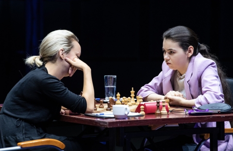So sieht es aus, wenn man eine der unangenehmsten Aufgaben im Frauenschach zu bewältigen hat. (Alle Fotos: David Llada/offizielle Seite)