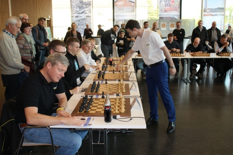 Um kurz nach 2 startete das Simultan mit Europameister Ernesto Inarkiev an 24 Brettern