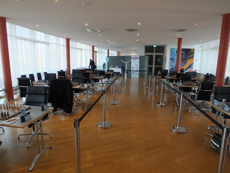 Es ist angerichtet: der ausgezeichnete Turniersaal der Ausrichter im Obergeschoss des Firmensitzes vom Dresdner Hauptsponsor UKA kurz vor dem Anpfiff.